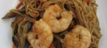 Espaguetis xinesos amb verdures i gambes a la soja